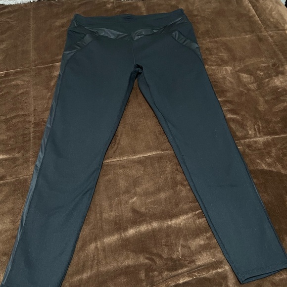Bundle deal. 6 Woman’s size medium bundle of Fabletics - Picture 12 of 14